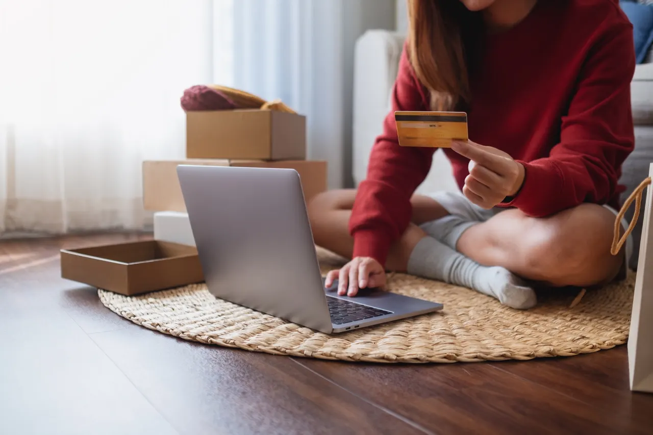 Customer shopping online, discovering brands through social media